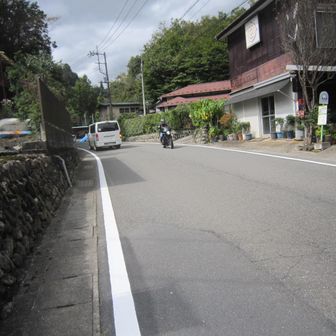 鏡渡橋バス停
ここから県道33号をひたすら歩いた。
走り屋に人気の道らしく、車もバイクもそこそこ多く走っていた。