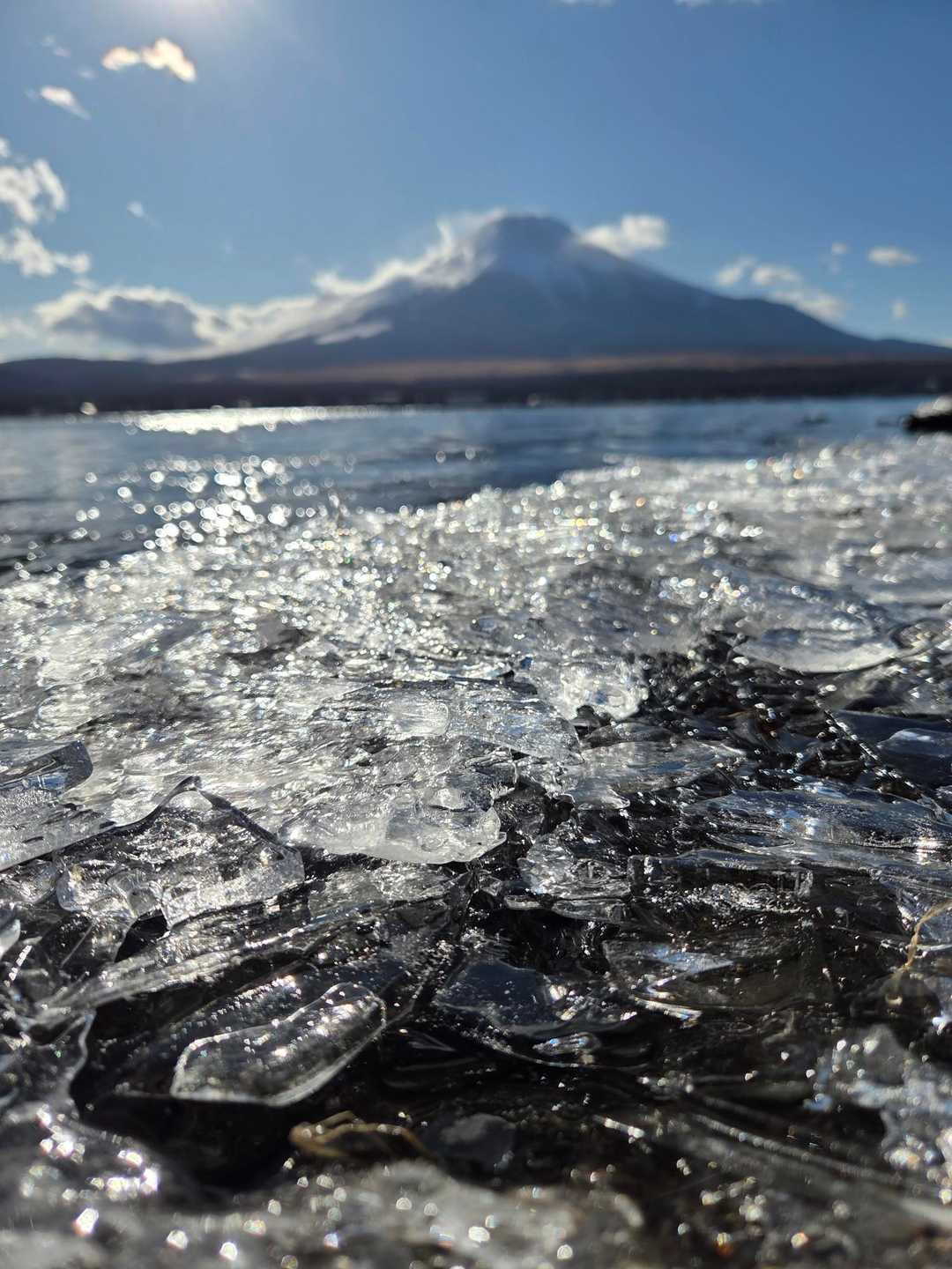 湖の氷と富士山のコラボ。なかなかオツな眺めです🗻❄✨