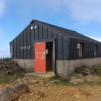 鉄山避難小屋