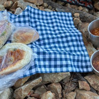 山頂から少し進んだところでパン休憩🥐