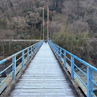 一度最大限10人までしか渡れない吊り橋。
結構揺れます。足元の板の隙間から川が見えました。