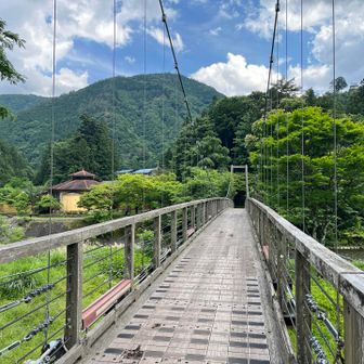 吊り橋を渡ればゴールまであと少し。