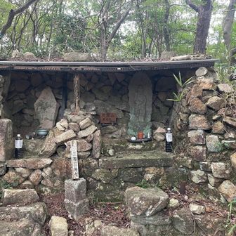 岩倉山🙌三等三角点
神が座る磐座(いわくら)が由来だとか
不動明王の隣に山名板があって、三角点も一緒にあるのがなんだか新鮮😆みんな仲良し🫶🏻
石積みで凝ってます✨