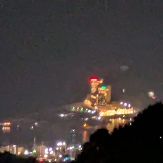 赤いライトは二ューアカオ？
わかりません