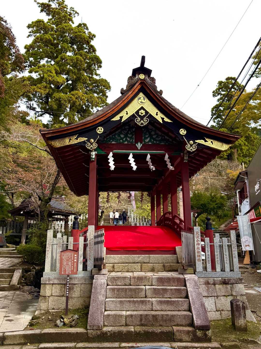 ⛩毎年4月1日と11月1日に開く筑波山神社の『御神橋』。

4月は親神さまが山から里へ、子神さまが里から山へ入いられ、11月はその逆の交代のためにこの橋を渡られるそう。

そんな日に訪れる事が出来たなんてラッキー✨️
（勉強不足は否めませんが…）

朝に祝詞奏上された後、この日ばかりは人間も渡ってよいとの事なので、神妙な気持ちで渡ります🚶‍♀️
貴重な体験をさせていただきました🙏