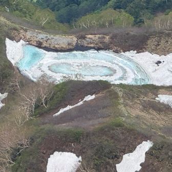 奥又白池がドラゴンアイ🐲になっています🤩
ワタクシ、奥又白池~A沢~明神岳~前穂高への縦走が夢で、下見を兼ねて奥又白池には3回登りに来たことがありますが、雪のある季節ではなかったのでこんな見事なドラゴンアイになるのだとは知りませんでした‼️
御嶽山の三の池はまん丸になっているのを見たことないですし、ドラゴンアイの本家本元の八幡平はまん丸ですが池のあまり上からは見れないです。それに比べてここは上から真ん丸お目々がよ〜く見えますね‼️😍