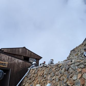 噴火後にできた避難小屋。