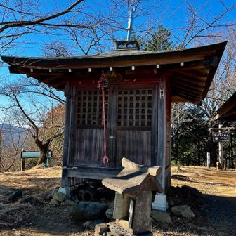 山頂は高山不動尊の奥の院になります🙏
お堂の屋根には剣が刺さっています🗡️