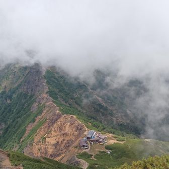 眼下には１日目の宿泊地『赤岳展望荘』さん。雲が出てきました。