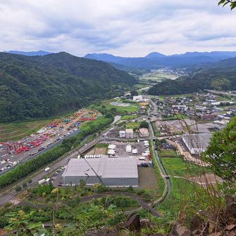 山頂から先に行ったところからの展望。足場悪し。