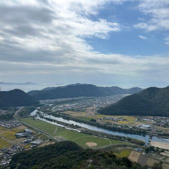 それよりも山頂手前の展望所からの景色は最高。
瀬戸内海まで見渡せ、心地よい風が気持ち良かったです。