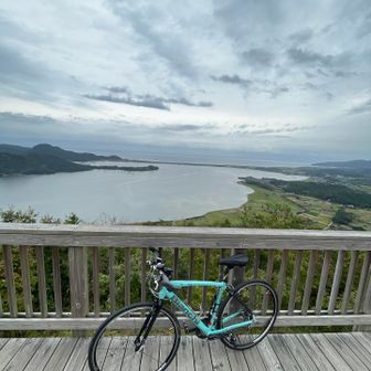 🚲相棒と久美浜湾、その先に小天橋
　　　　　雨がポツポツと！
サドルカバー取付、ケツ痛から解放されたかも😆✌️