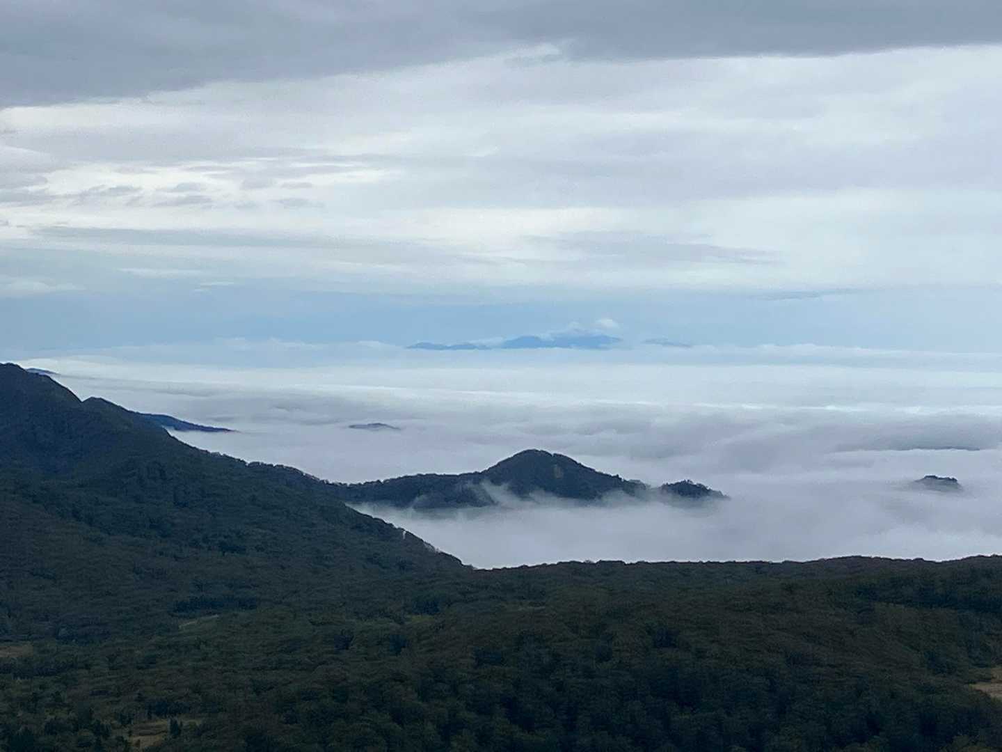 雲海の彼方に鳥海山が浮かぶ👍