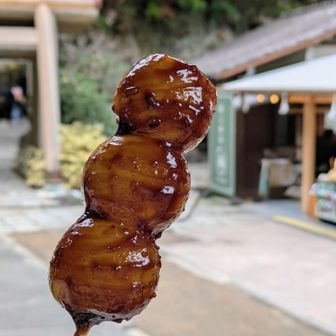 境内で三福団子と甘酒をいただきました