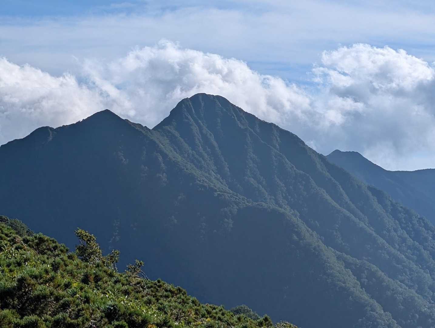 あれ？
二人が付いて来てない？😅

少し下ったところで立ち止まり、二人を待つ。

おお…、1839峰だ。
かっこいい…

午後の光に影を落とし、厳しさが増して見えた。