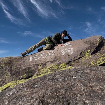 これが外岩ボルダーだとしたらオンサイト
ちなみにあたしは四肢だけでは足りず腹も使った😆
行き（登り）は良い良い、帰り（降り）は怖い

✴︎オンサイト: 助言&予習無しに初見一度目のトライで登り切ること