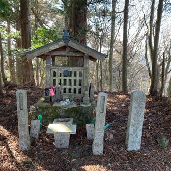 祠と石仏