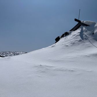 お社は埋まってます。奥に西吾妻山を入れたつもり😅