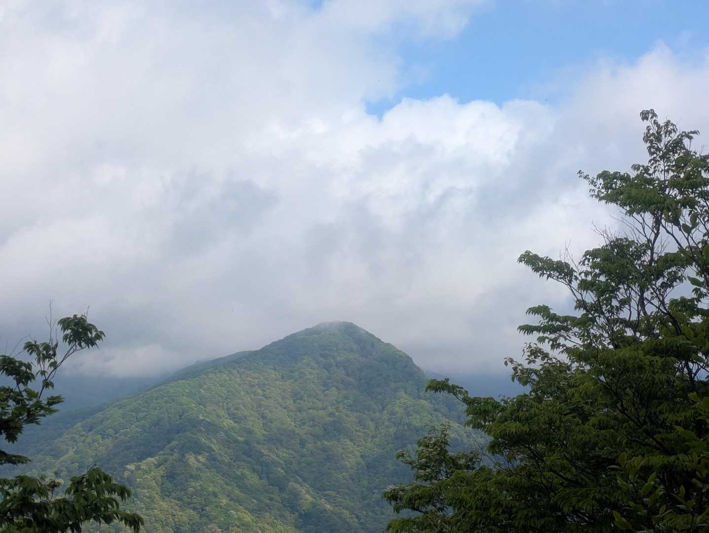 おっ👀
帰り道は見えた　高倉山　
下山したら晴れ🌞あるある