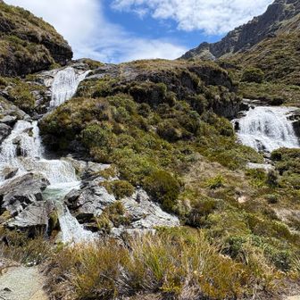 ルートバーンフォールズハットに到着です