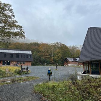 本降り☔️
ギリギリ小雨で下山出来ました。
バスの切符を買いに急ぐ相方
待たずにすぐ乗れてラッキー✌️