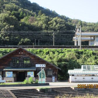JR永原駅到着。なんか、、、変な感じで、正面の駅舎からどうやって上のホームにつながるのか？トンネル＋階段だった。