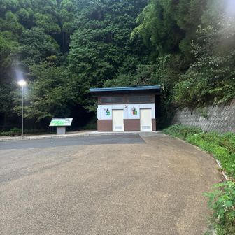 広い駐車場と綺麗なトイレ