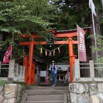 登山口の大中神社で宇宙人に逢えますよう祈願👽