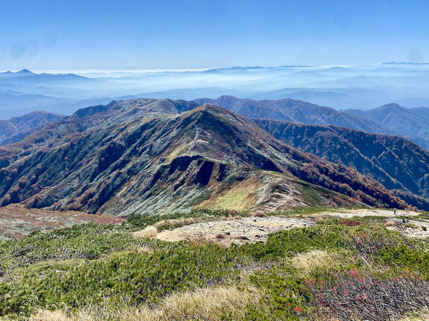 飯豊山往復 | 長き旅路の果てに現れる天空の主稜線、万年雪と高山植物が咲き乱れるの写真