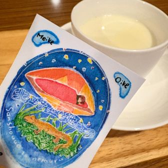 オリジナルステッカー！双子池にはオオサンショウウオがいるそう！ホットカモミールティーとパシャリ