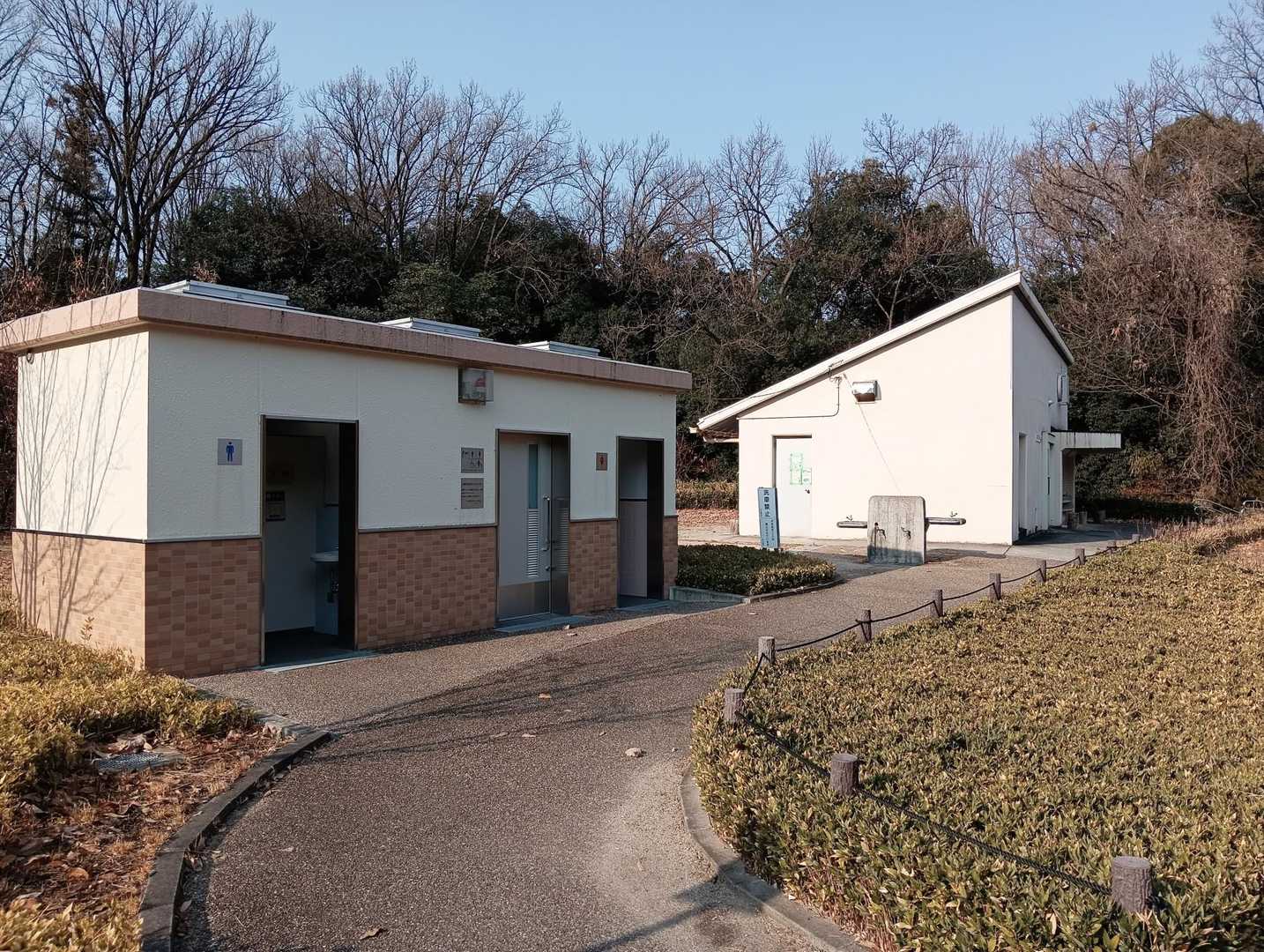 駐車場内の🚻