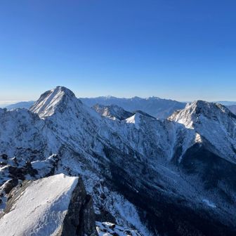 赤岳、中岳、阿弥陀岳の向こうに権現岳。そしてその奥に南プス・北岳、甲斐駒ヶ岳、仙丈ヶ岳。硫黄岳から見るより迫力ある。今日も綺麗でした。
この後、石尊峰までお散歩。この冬登りたい阿弥陀岳を見納めして下山開始。