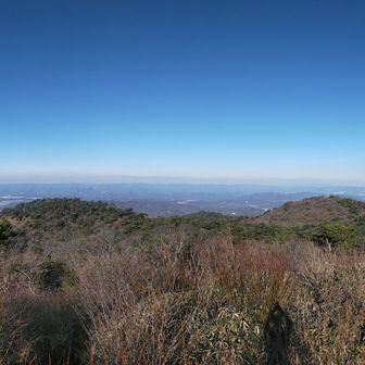 六甲山頂に到着したら横の藪の中で展望岩を発見したので👁️📸😁　この後🅿️近くの西おたふく山に久し振りに立ち寄りましたが…やっぱり今一見所が無かったのでｶｯﾄ…😅　これにて今年初の氷爆🧊見回りは終了で〜す😅
最後まで見て頂き有難うございました〜😆