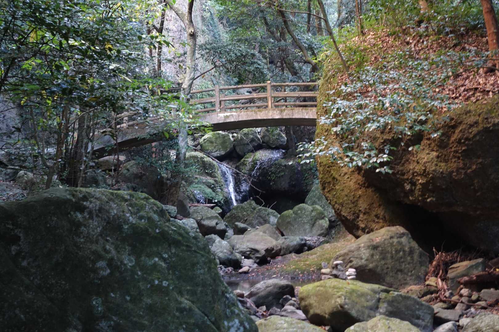いつものかじか橋を遠景で撮ってみた。