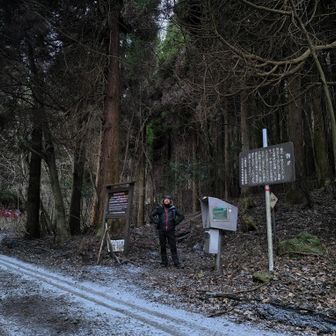坊ガツル登山既に雪がチラホラと