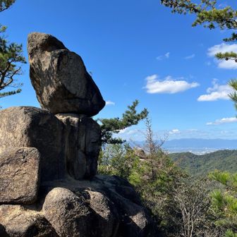 奇岩と何度も何度も出会い、下る。