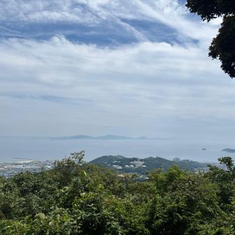 手前に蒲郡の弘法大師の巨像がみえて、
海の奥には、田原市　蔵王山も見えます。