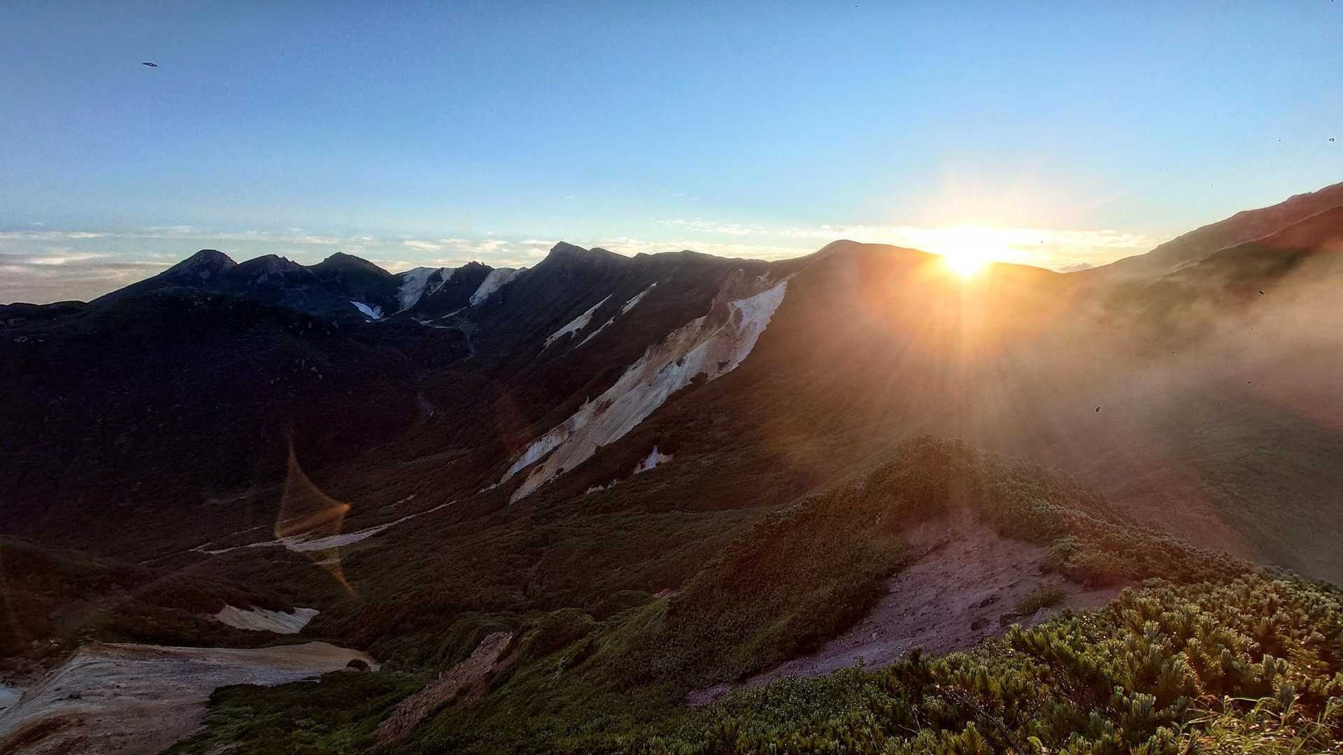 右から左へ、歩いていきます。

硫黄山も、見えてる。
今回の縦走最後のお山‥✨