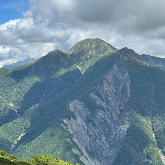 前小河内岳からの鉄兜！
男らしい山です。