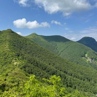 ハマグリ山から振り返る。左からトンガリ、山形神室、仙台神室