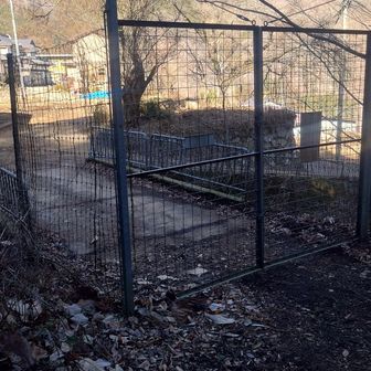 柵を越えて下山！