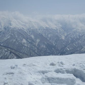 阿寺山から見る兎岳～丹後山の稜線にも雲がかかっている。