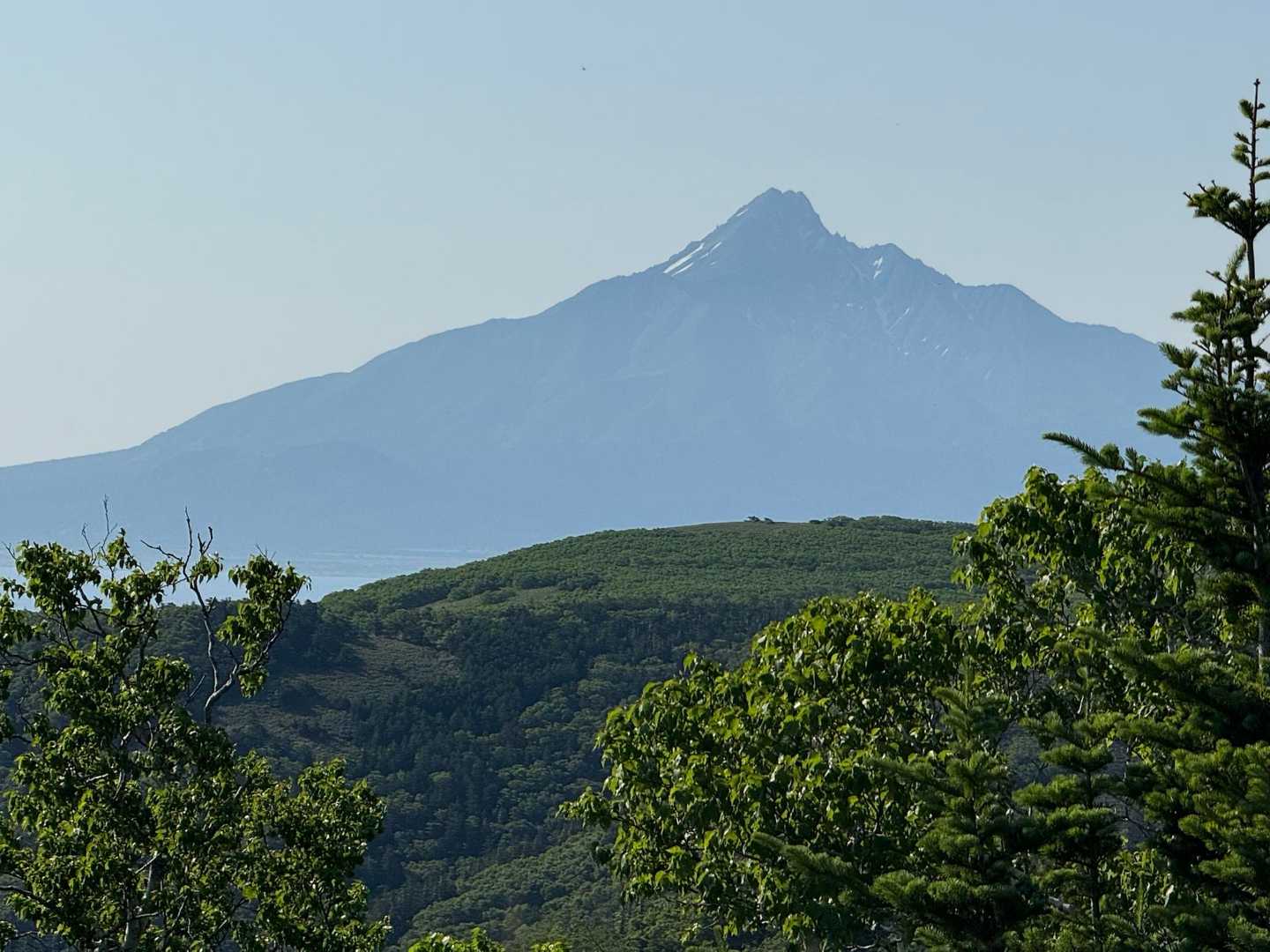 朝の太陽に輝く利尻岳。