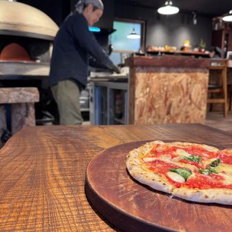 寒かったし、歩いたし、フカフカの椅子と
温かい店内とで、少し睡魔に襲われながら、
お腹空き過ぎて、ぼーっとなってたら
幸せなピザ🍕