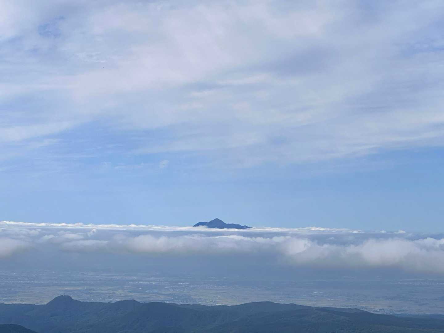 雲海の上に岩木山の山頂部が見えました😊