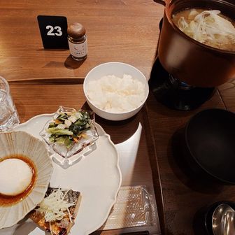 【LUCY尾瀬鳩待】にチェックイン。17時から向かいの【はとまちベース】で夕食。麦味噌と米味噌をブレンドした豚汁旨い🥢