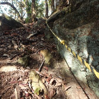 急坂には補助ロープ