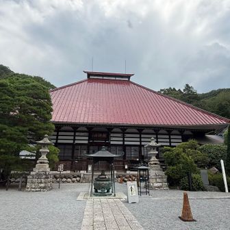 岩松院
ここは鳳凰の天井画があります。
一見の価値ありヨ
山では誰とも会わなかったけど、
ここには観光客が。
駐車場には、他県ナンバーの車がいっぱい！


実は、昨年9月に犬の散歩中に転んで右手首を骨折。
以来、しばらく山に行けず、
トレーニングもできず。
そのまま冬になって、さらに登らず。
今年はハイキングレベルしか歩いていなかった。
元々、カメ登りの体力なしだけど。
でも、やっぱり登りたい！

ということで、トレーニング兼ねて今回の苅田山。
予定通りに完走できた！
まだまだ行くぞー！