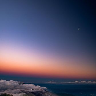 月と雲。