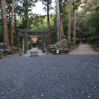 行縢山 さざれ石の右が登山口
修験道の関係でしょうか、結界が
